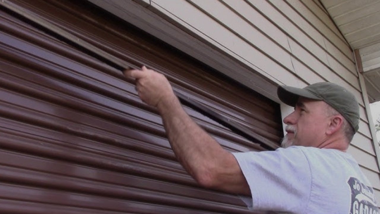 Seal the Gaps: How Roll-Up Door Seals Improve Garage Insulation